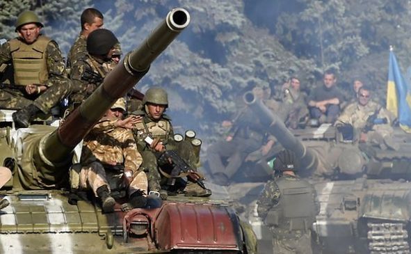 
Soldaţi ucraineni aflaţi pe un tanc la periferia oraşului port Mariupol.
