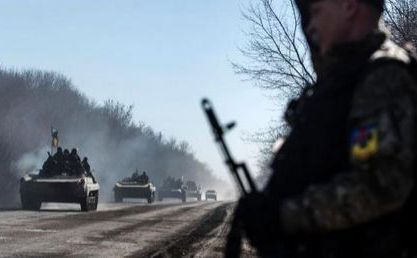 Soldaţi ucraieni călătoresc în vehicule blindate în apropiere de Artemivsk, estul Ucrainei, 24 februarie 2015. (Captură Foto)