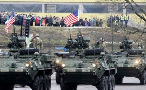 
Soldaţi militari participă la parada organizată cu ocazia Zilei Independenţei Estoniei lângă punctul de frontiera cu Rusia din oraşul Narva, 24 februarie 2015.