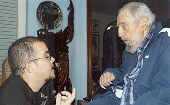 Randy Garcia Perdomo (st), liderul unui sindicat al studenţilor, discută cu fostul preşedinte cubanez Fidel Castro în timpul unei vizite la reşedinţa acestuia din Havana, 23 ianuarie 2015. (Captură Foto)
