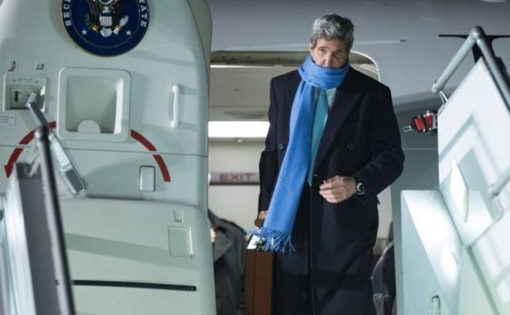 

Secretarul de stat american John Kerry soseşte pe Aeroportul Internaţional din Geneva în 1 martie 2015.
