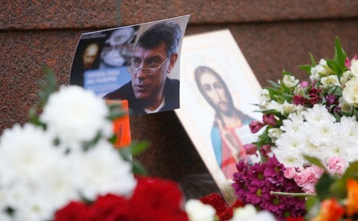 
O fotografie cu Boris Nemţov, o icoană şi nişte flori au fost aşezate în apropierea locului în care a fost asasinat liderul opoziţiei ruse, în apropierea Kremlinului.
