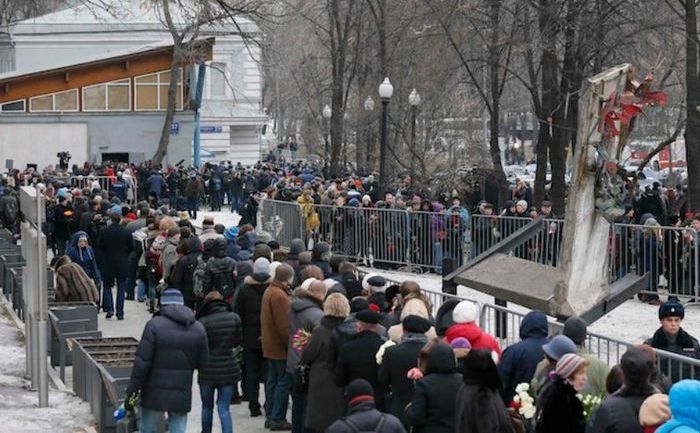 Oamenii stau la coadă pentru a participa la un serviciul memorial înaintea înmormântării liderului opoziţiei ruse, Boris Nemţov, 3 martie 2015, Moscova. (Captură Foto)
