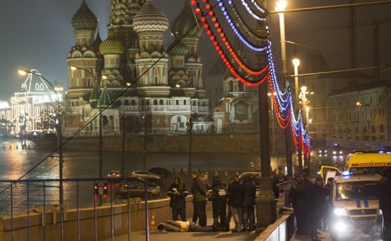 

Poliţia rusă investighează cadavrul lui Boris Nemţov, asasinat în noaptea de 27 februarie 2015, în apropierea Kremlinului.
