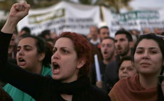 
Manifestanţi anti-austeritate protestează în capitala cipriotă Nicosia în 4 martie 2015.