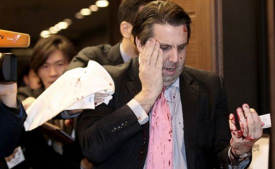 

Ambasadorul SUA în Coreea de Sud, Mark Lippert, atacat în Seul cu lamă de ras, 5 martie 2015.
