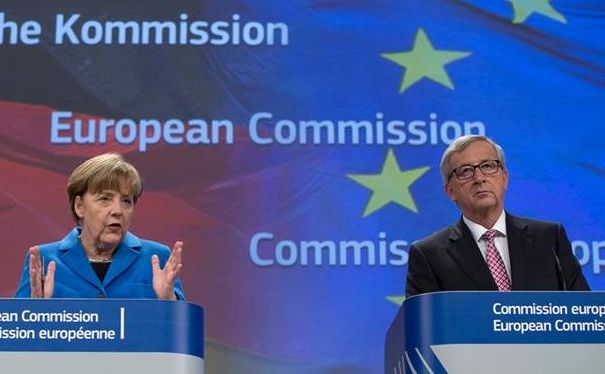 Cancelarul german Angela Merkel (st) şi şeful Comisiei Europene, Jean-Claude Juncker. (Captură Foto)