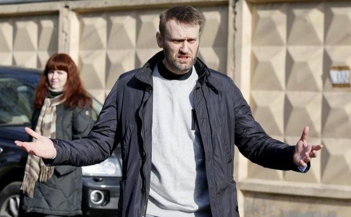 
Alexei Navalni iese după 15 zile dintr-un centru de detenţie din Moscova, 6 martie 2015.
