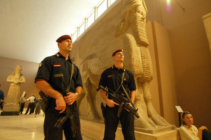 Carabinieri italieni păzind expoziţia 'Comori din Nimrod' în Muzeul Naţional din Bagdad, 2003