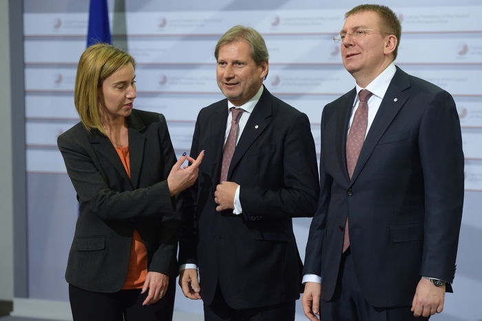Reprezentantul UE pentru politica externă şi securitate, Federica Mogherini (S), împreună cu comisarul european Johanes Hahn şi letonul Edgars Rinkevics, Riga, 6 martie 2015