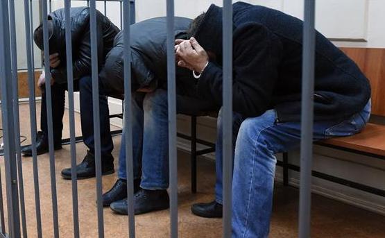 
Trei suspecţi neidentificaţi reţinuţi în cazul asasinării lui Boris Nemţov îşi ascund chipurile la tribunalul districtual Basmanny din Moscova, 8 martie 2015.