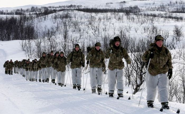 
Soldaţi norvegieni se pregătesc în apropiere de Lakselv, Norvegia.
