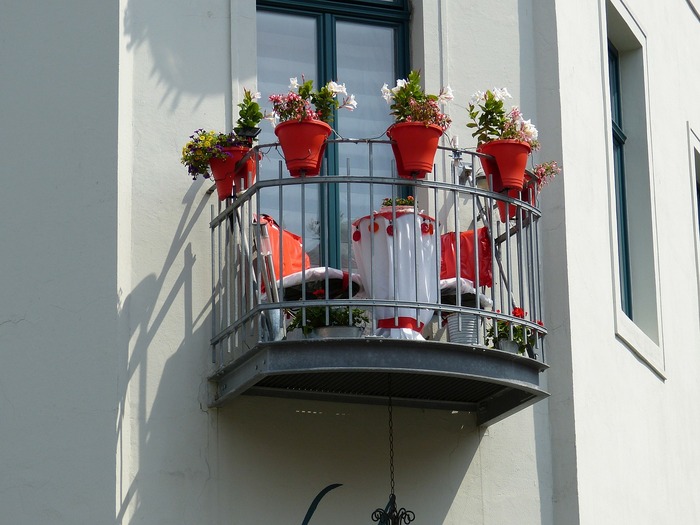 Un balcon mic astfel amenajat încât putem petrecem aici momente autentice de relaxare