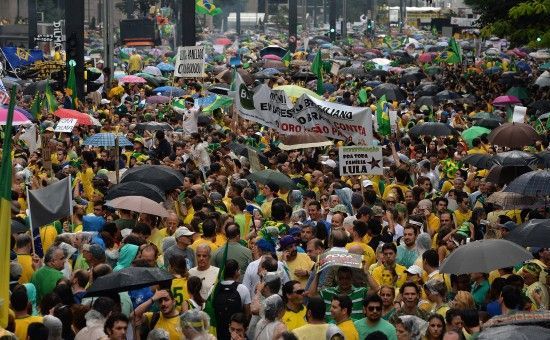 
Peste un 1 milion de brazilieni au manifestat în 15 martie 2015 în Sao Paulo, împotriva corupţiei, economiei slabe şi împotriva preşedintei Dilma Rousseff.