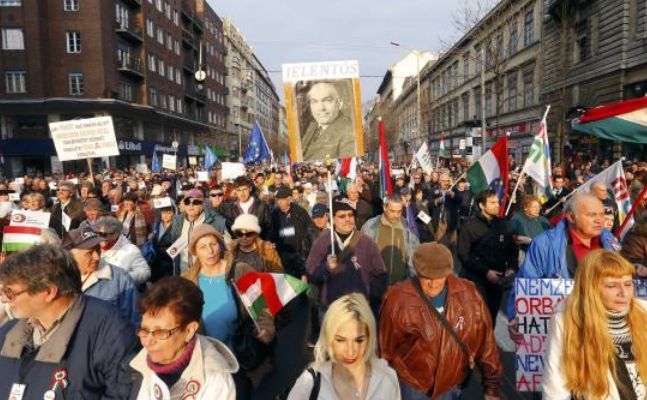 Manifestanţi antiguvernamentali mărşăluiesc pe străzile Budapestei cu ocazia Zilei Naţionale a Ungariei, 15 martie 2015. (Captură Foto)