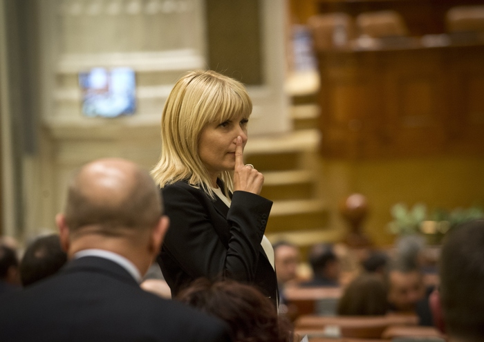 Elena Udrea, verificându-şi nasul în Parlament, 9 februarie 2015