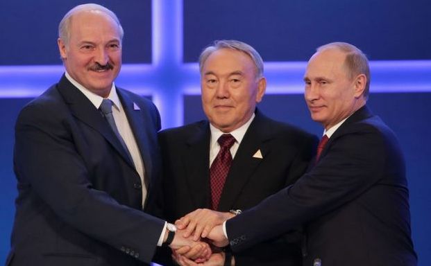 (De la sânga spre dreapta) Aleksandr Lukaşenko, liderul Belarusului,  Nursultan Nazarbaev, omologul său kazah şi Vladimir Putin, şeful  Kremlinului.