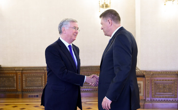 Preşedintele Klaus Iohannis şi Michael Fallon, ministrul Apărării al Marii Britanii