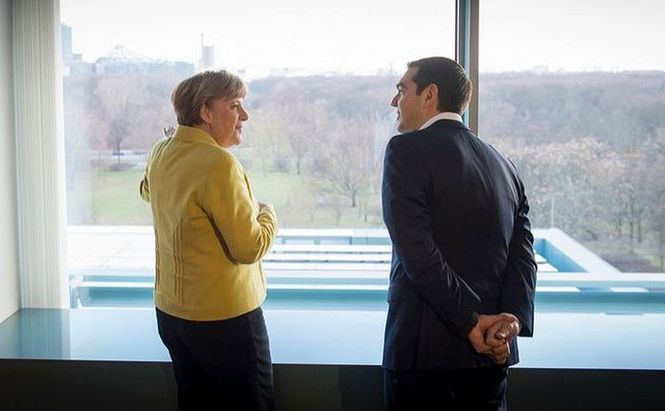 Cancelarul german Angela Merkel (st) şi premierul grec Alexis Tsipras. (Captură Foto)