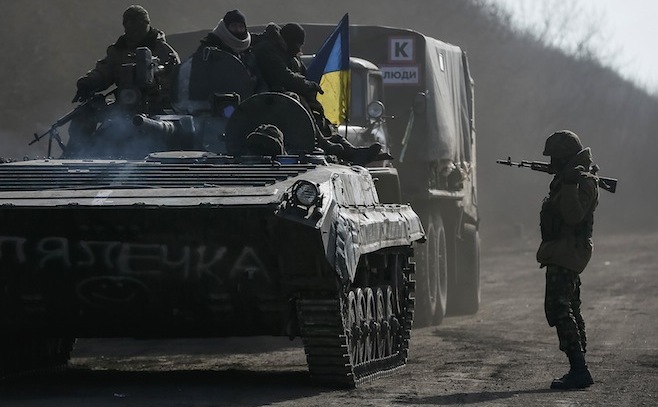 Soldaţi ucraineni văzuţi în apropiere de Artemivsk, estul Ucrainei.