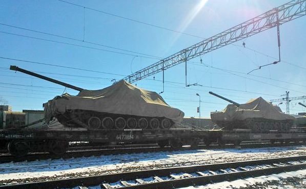 Tancuri transportate spre Moscova pentru parada din 9 mai. Unii analişti  militari consideră că noul model T-14 Armata s-a aflat printre acele  tancuri.