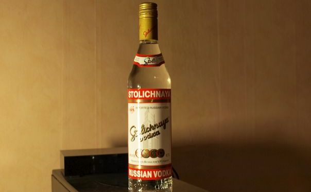 O sticlă de vodkă marca Stolichnaya.
