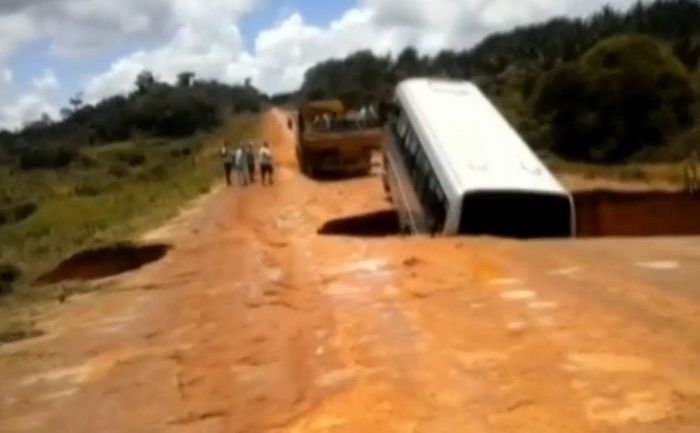 Un autobuz înghiţit de o gaură provocată de inundaţii într-un drum din Brazilia.