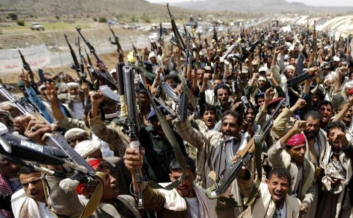 Rebeli Houthi îşi flutură armele în apropiere de capitala Yemenului, Sana’a.