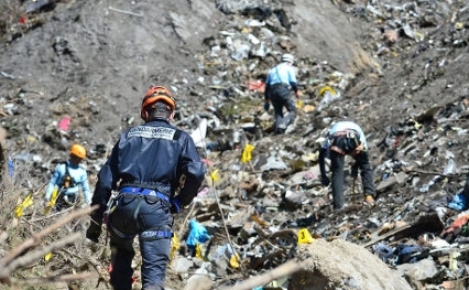 Jandarmii şi anchetatorii cercetează rămăşiţele avionului prăbuşit în Alpii francezi.