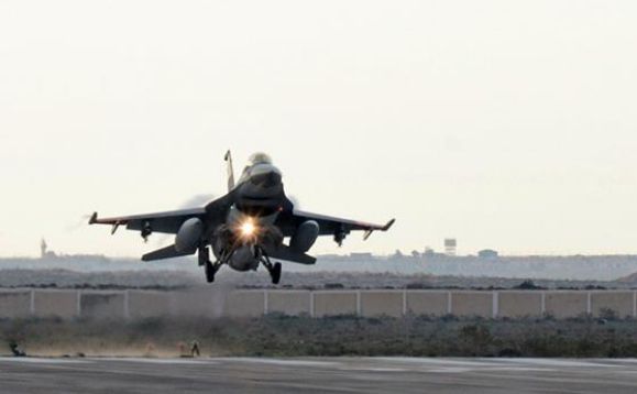 Un avion de luptă egiptean este văzut aterizând într-o locaţie nedezvăluită din Egipt.