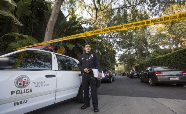Un ofiţer de poliţie stă în faţa unei vilei lui Andrew Getty din zona Hollywood Hills, Los Angeles, în 31 martie 2015.