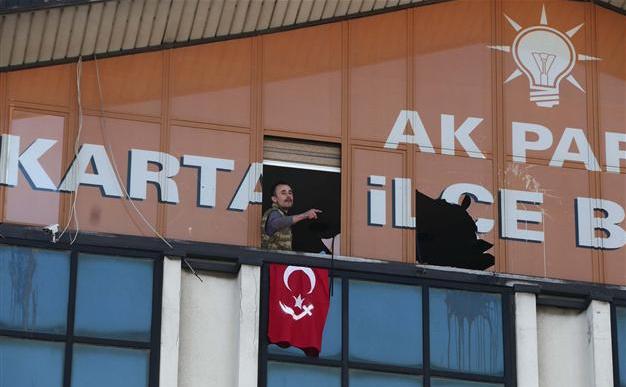 Un bărbat înarmat a pătruns într-un birou din Istanbul al partidului AKP, 1 aprilei 2015.
