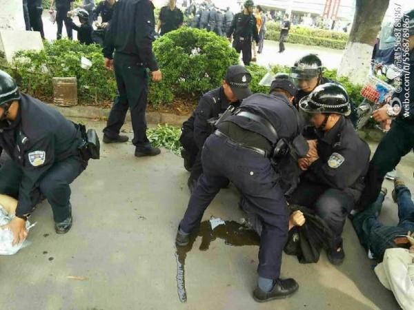 Poliţia a atacat muncitorii de la fabrica de încălţăminte „Sichuan” din oraşul Zhongshan (Epoch Times)