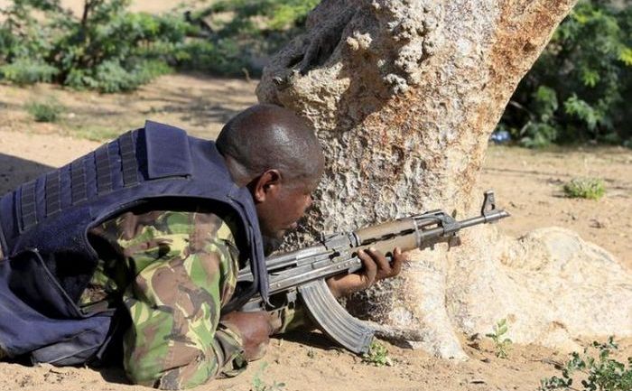 Un  soldat kenyan ocupă o poziţie în apropierea unui campus universitar din  Garissa, unde militanţii Al Shabaab au ucis 147 de persoane, 2 aprilie  2015. (Captură Foto)