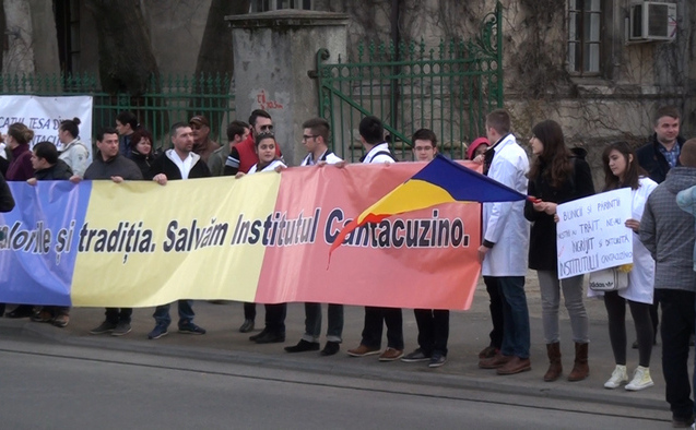 Lanţ uman al studenţilor medicinişti la Insitutul Cantacuzino, Bucureşti, 4 aprilie 2015.