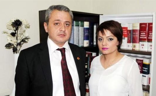 Jurnalistul turc Yaşar Elma (st) şi avocatul său Dilber Demirel. (Captură Foto)
