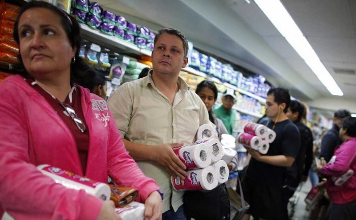 Oamenii stau la o coadă pentru hârtie igienică la un supermarket din Caracas, 2013. (Captură Foto)
