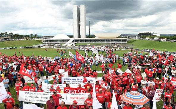 Muncitori brazilieni protestează în faţa Congresului Naţional din capitala federală Brasilia, 7 aprilie 2015.