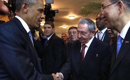 Liderul american Barack Obama (st) şi omologul său cubanez Raul Castro îşi strâng mâinile în Panama City.