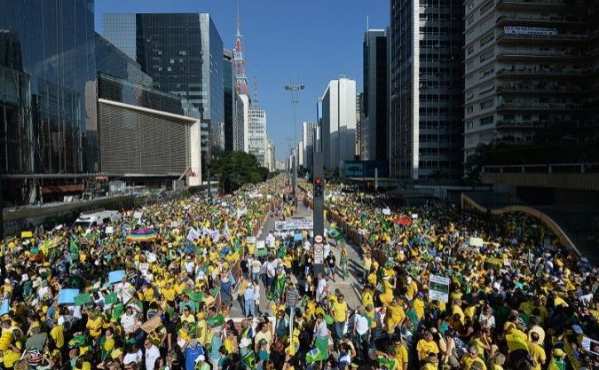 Manifestanţi brazilieni mărşăluiesc pe Paulista Avenue în Sao Paulo, 12 aprilie 2015.