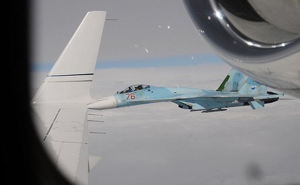 Un bombardier rusesc Su-27 Flanker a tăiat calea unui avion de luptă american deasupra Poloniei.