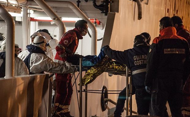 Un refugiat este transportat cu o targă în portul Palermo din Italia, 14 aprilie 2015.
