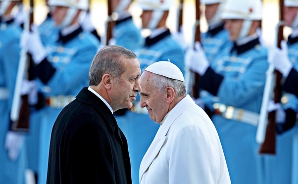 Preşedintele turc Recep Tayyip Erdoğan (st) şi Papa Francisc. (Captură Foto)