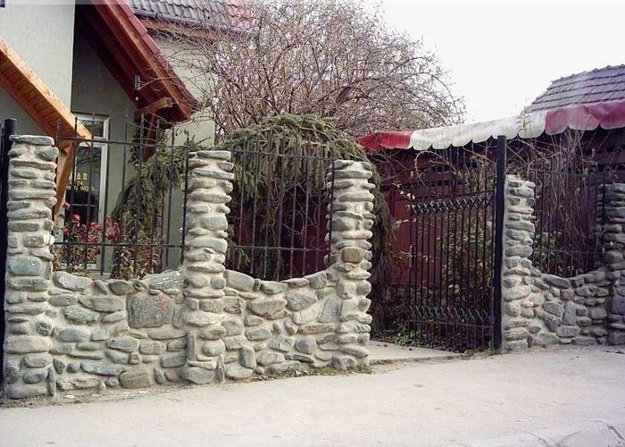 Gard de piatră naturală şi fier forjat