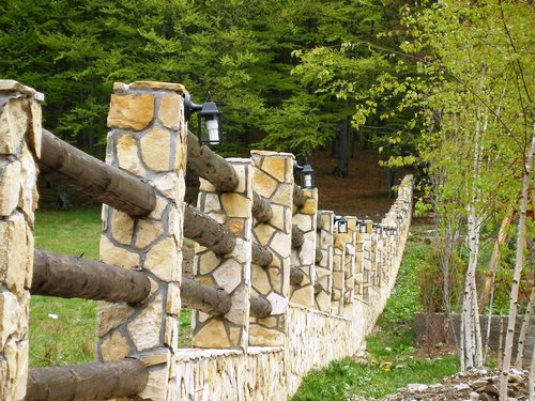 Gard de piatră naturală şi lemn