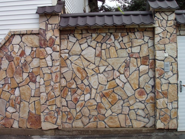 Gard din blocuri de piatră naturală