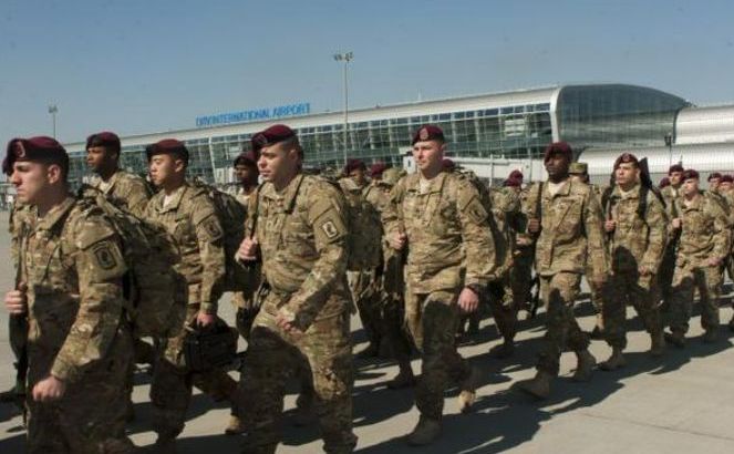 Soldaţi americani ai Brigăzii 173 Aeropurtate sosesc în Ucraina.