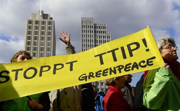 Manifestanti germani afisează un banner pe care scrie “Opriti TTIP!” în timpul unui protest în Berlin, 18 aprilie 2015.
