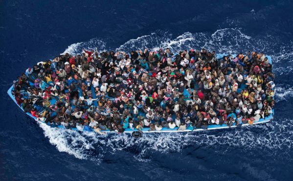 O barcă cu imigranţi în Meditarană, 12 februarie 2015.