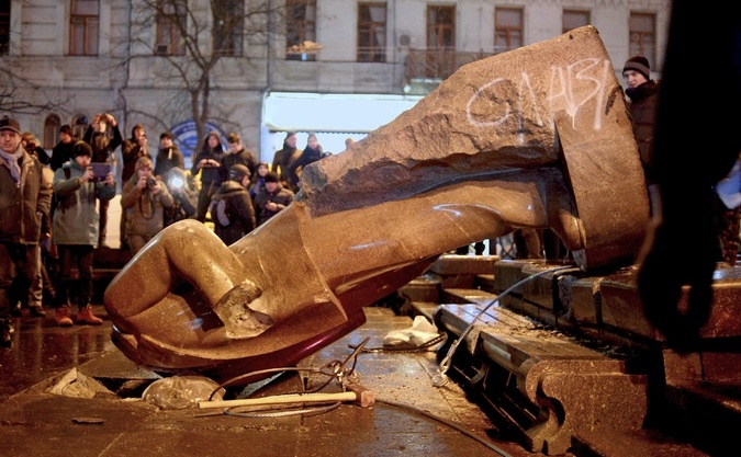 Statuie cu Lenin dată jos în Ucraina.